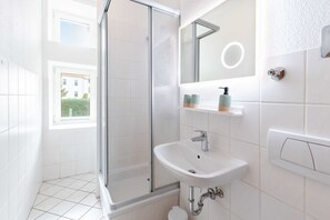 Dusche, Haartrockner, Handtücher, Seife