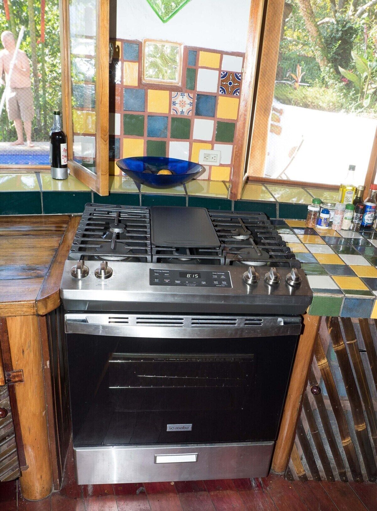 Coffee/tea maker, fridge, oven, stovetop