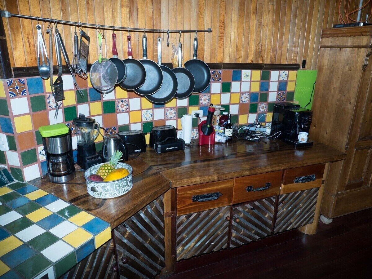 Coffee/tea maker, fridge, oven, stovetop