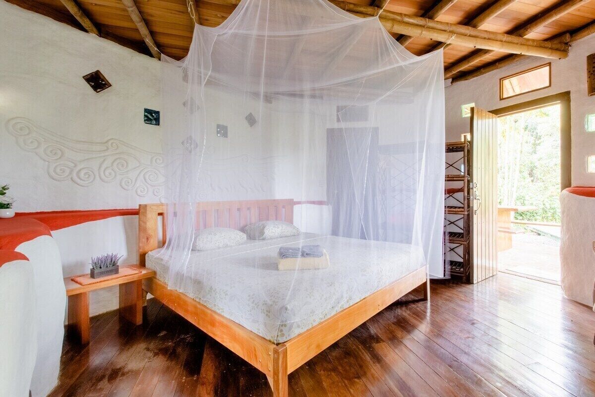6 bedrooms, travel cot, WiFi, bed sheets