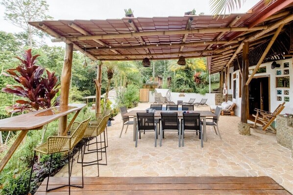 屋外ダイニングエリア