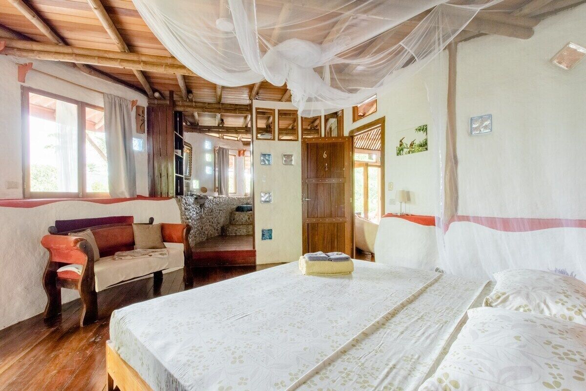 6 bedrooms, travel crib, WiFi, bed sheets