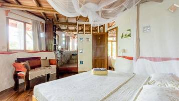 6 bedrooms, travel crib, WiFi, bed sheets