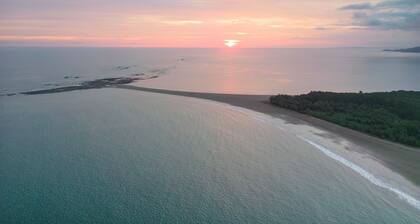 6 Bedroom Villa with Pool, 2 Min from Nauyaca waterfall, 10 Min from Beach