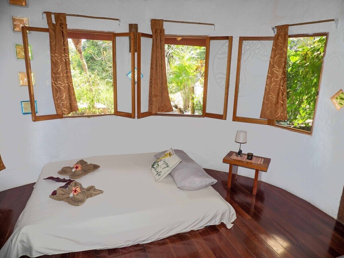 6 bedrooms, travel crib, WiFi (surcharge), bed sheets