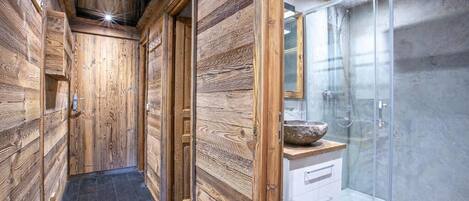 Dusche, Haartrockner, Handtücher, Toilettenpapier