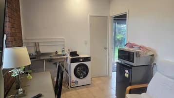 Room, 1 Bedroom, Smoking | Laundry