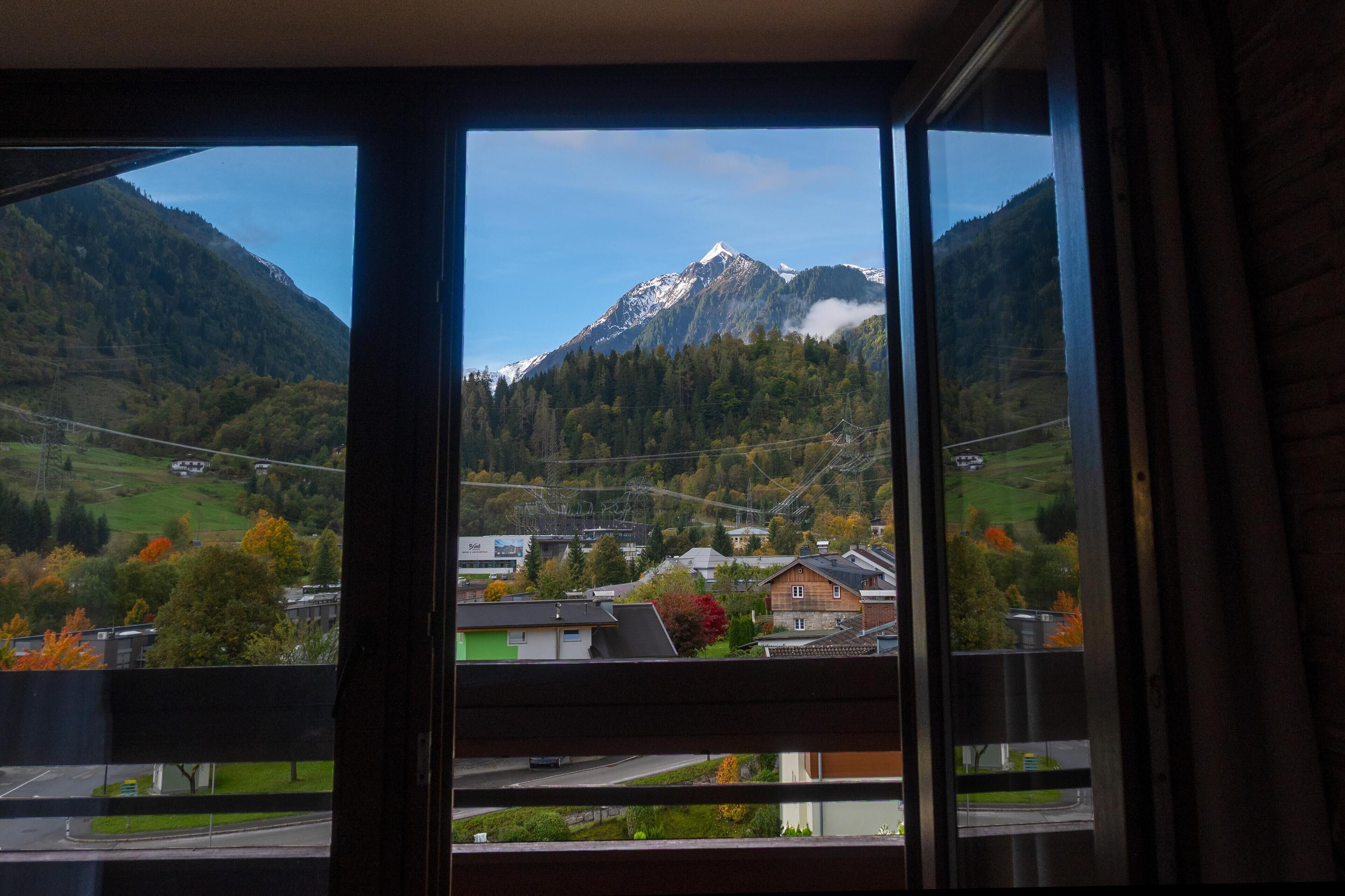 Habitación estándar doble, 1 habitación, balcón, vistas a la montaña | Caja fuerte, escritorio, espacio para trabajar con un portátil
