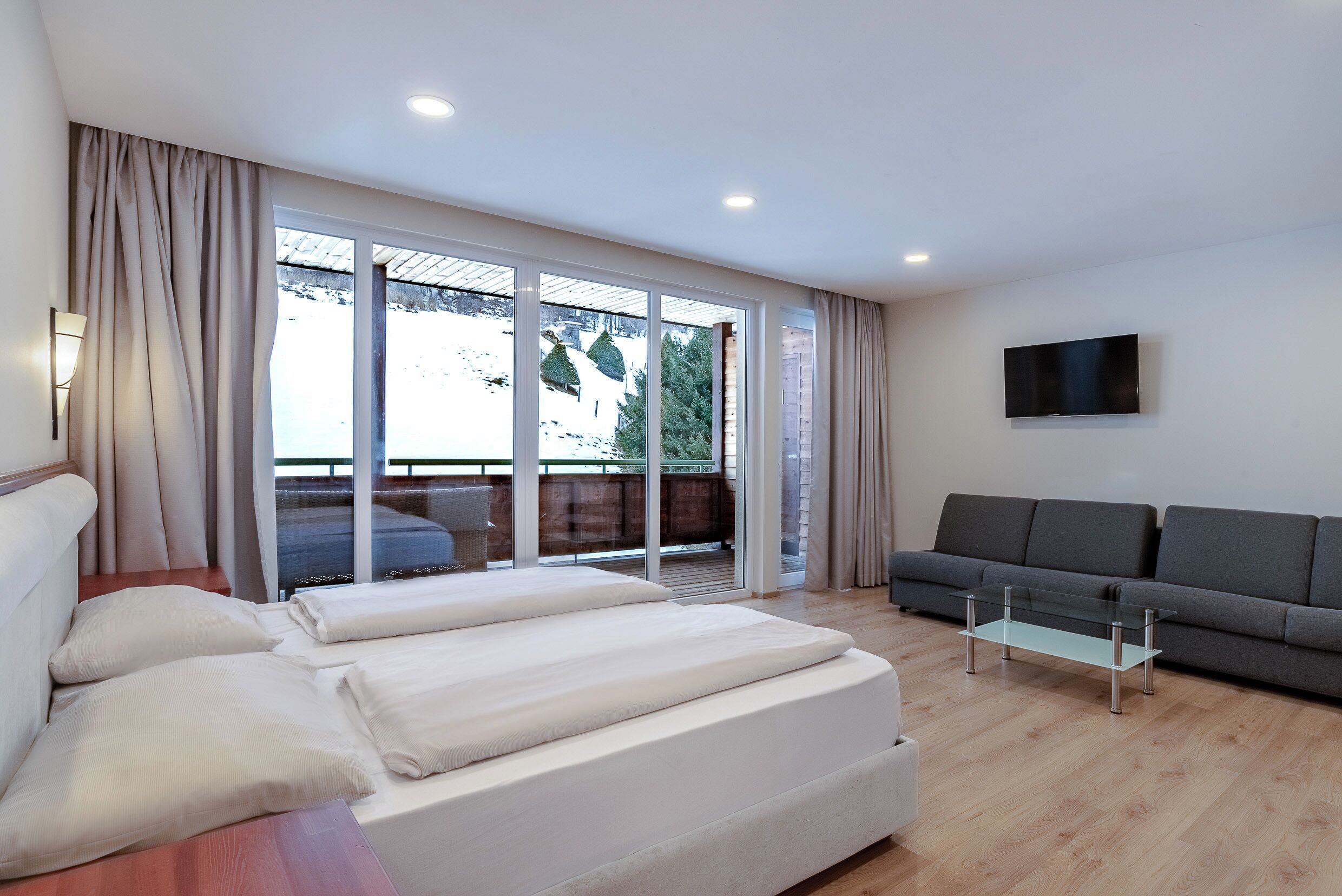 Chambre Double Confort, 1 chambre, balcon, vue colline | Coffres-forts dans les chambres, bureau