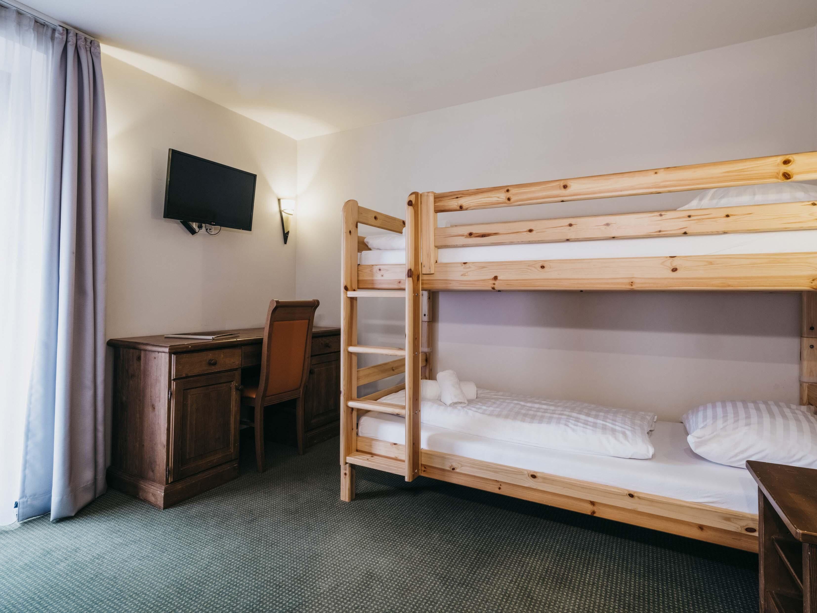 Habitación superior, 2 habitaciones, balcón, vistas a la ciudad | Caja fuerte, escritorio, espacio para trabajar con un portátil