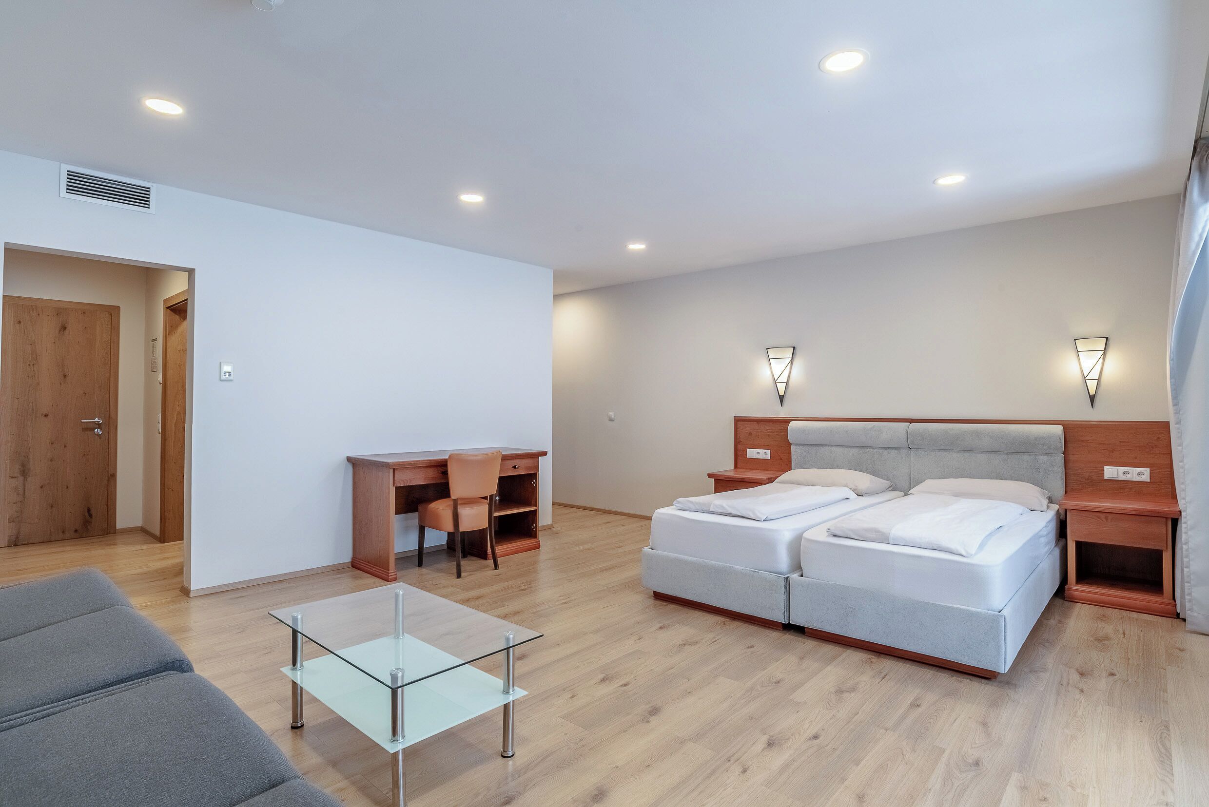 Caja de seguridad en la habitación y escritorio 