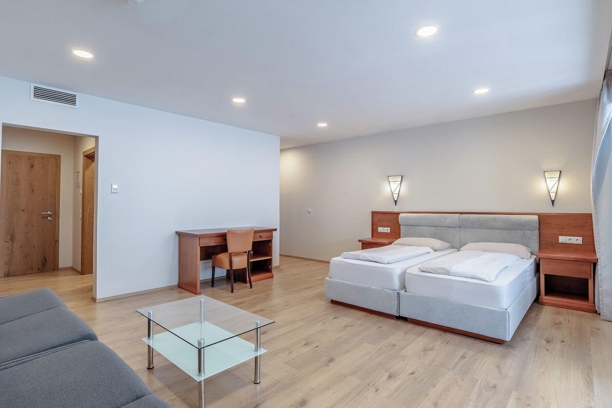 ห้องคอมฟอร์ทดับเบิล, 1 ห้องนอน, ระเบียง, วิวภูเขา | ตู้นิรภัยในห้องพัก, โต๊ะทำงาน, พื้นที่ทำงานแบบใช้แล็ปท็อป