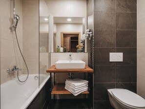 Economy Double Room, 1 Bedroom, Balcony, Hill View | Bilik Mandi | Pengering rambut, tuala disediakan, sabun, syampu 