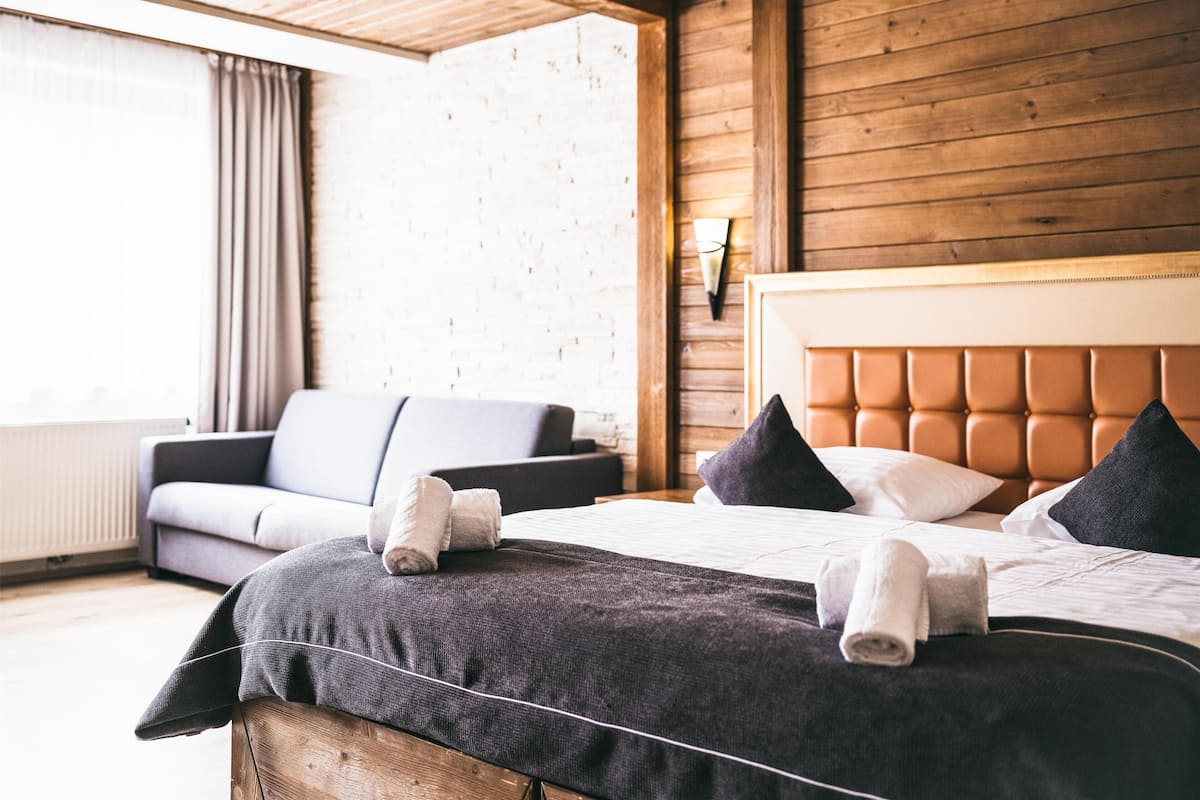 Comfort Double Room, 1 Bedroom, Mountain View | Peti besi dalam bilik, meja, ruang kerja komputer riba