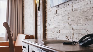 Caja de seguridad en la habitación y escritorio