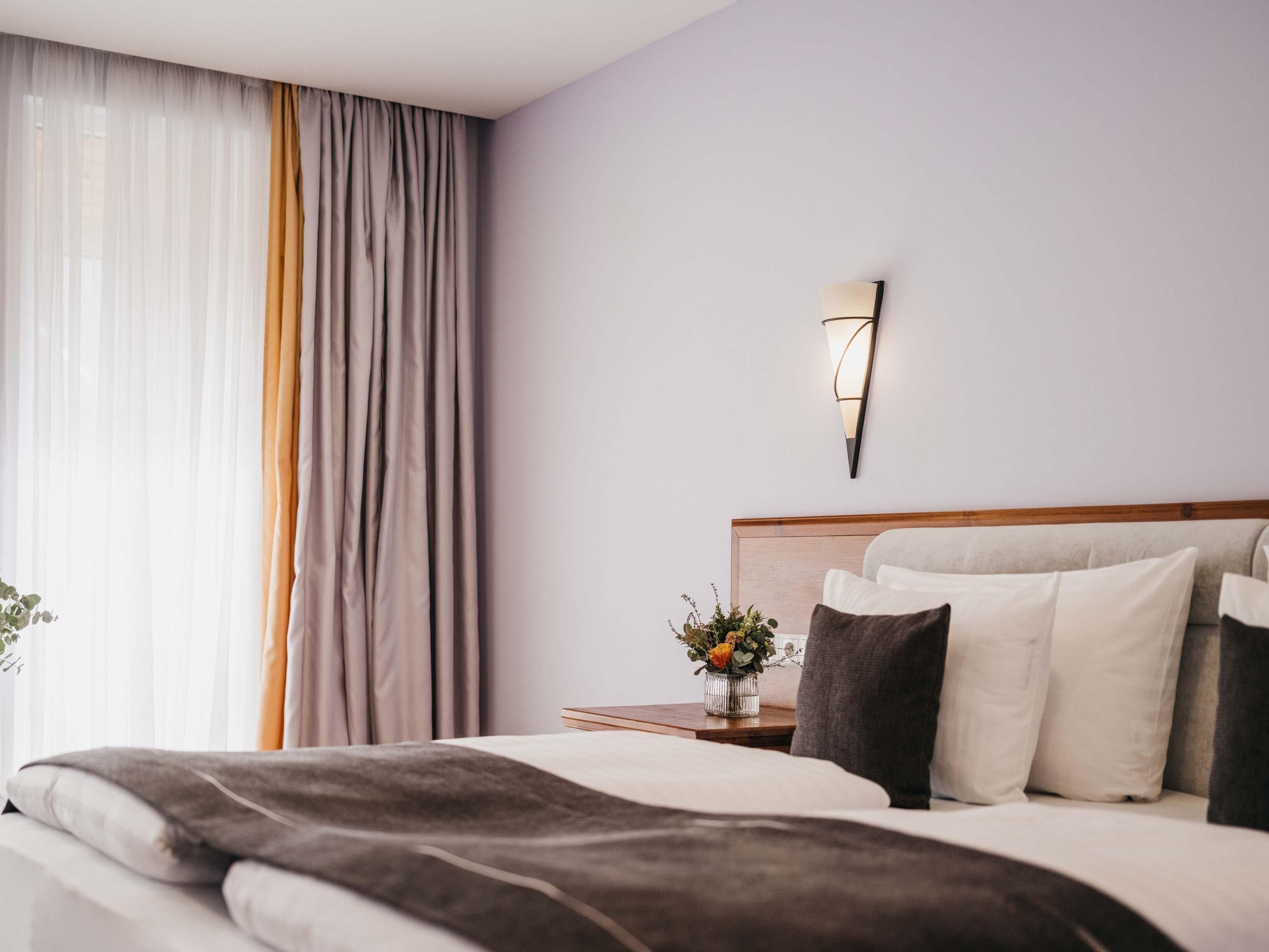 Habitación económica doble, 1 habitación, balcón, vistas a la colina | Caja fuerte, escritorio, espacio para trabajar con un portátil