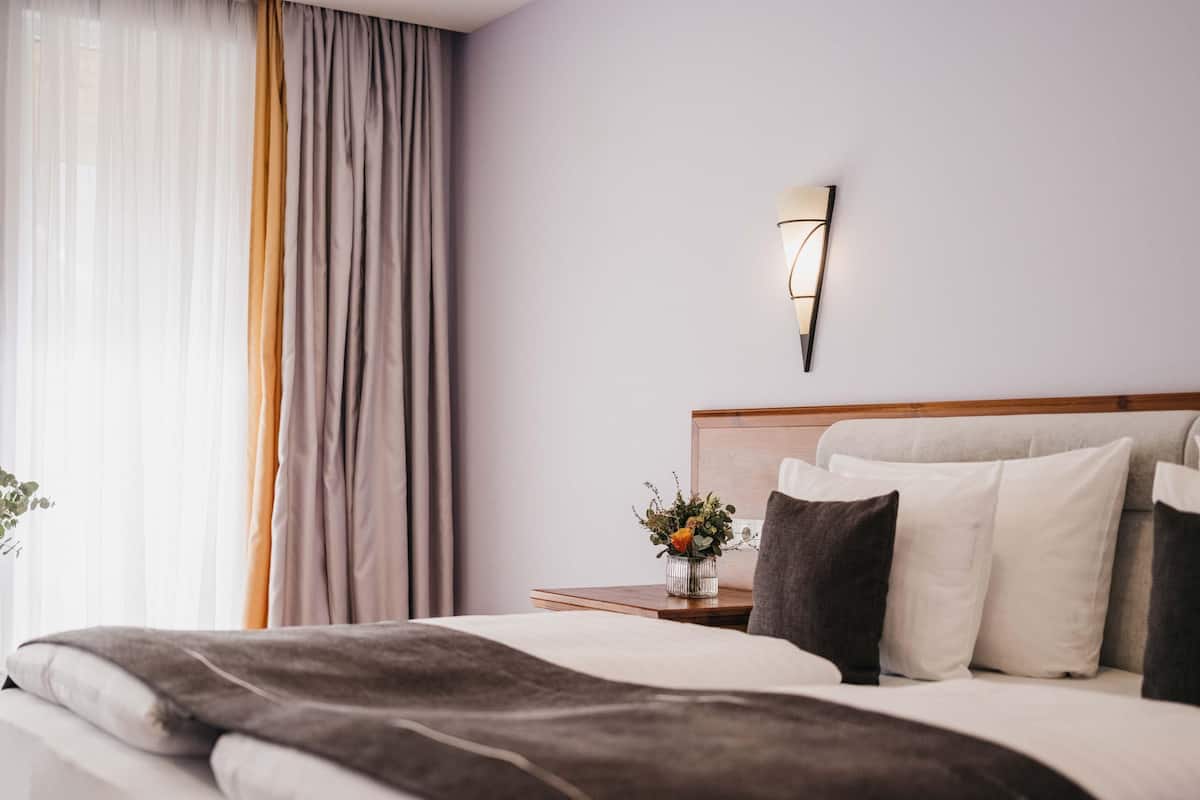 Habitación económica doble, 1 habitación, balcón, vistas a la colina | Caja fuerte, escritorio, espacio para trabajar con un portátil