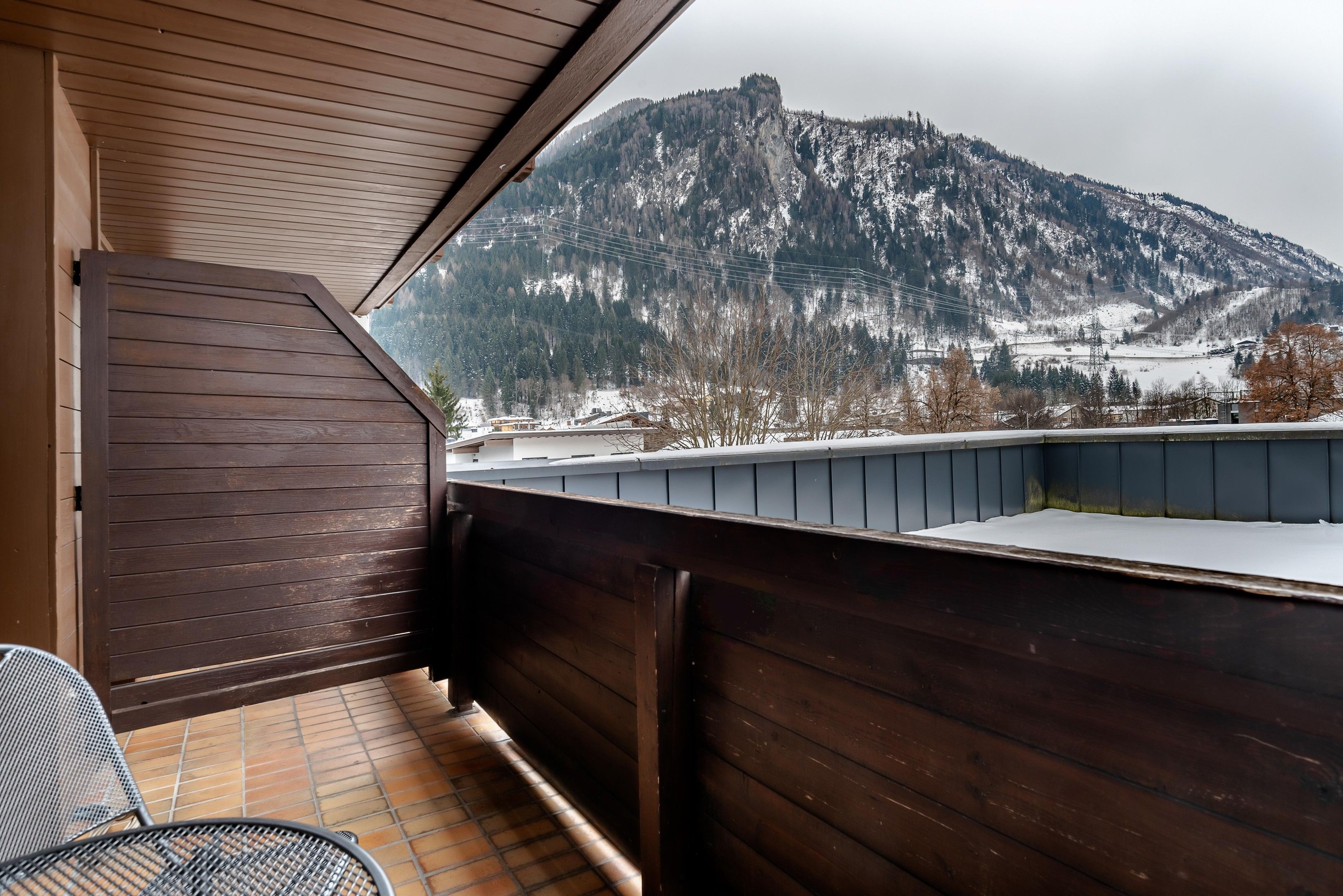 Un balcon avec vue sur une montagne enneigée.