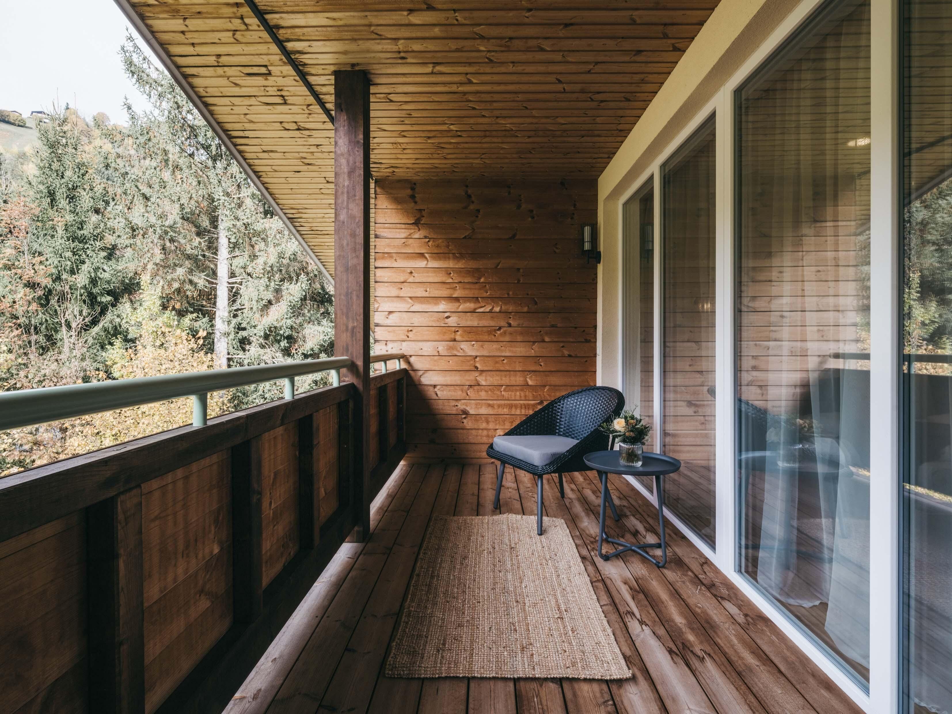 Comfort-Doppelzimmer, 1 Schlafzimmer, Balkon, Hügelblick | Zimmersafe, Schreibtisch, laptopgeeigneter Arbeitsplatz