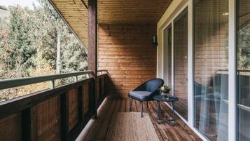 Comfort-Doppelzimmer, 1 Schlafzimmer, Balkon, HĂŒgelblick | Zimmersafe, Schreibtisch, laptopgeeigneter Arbeitsplatz