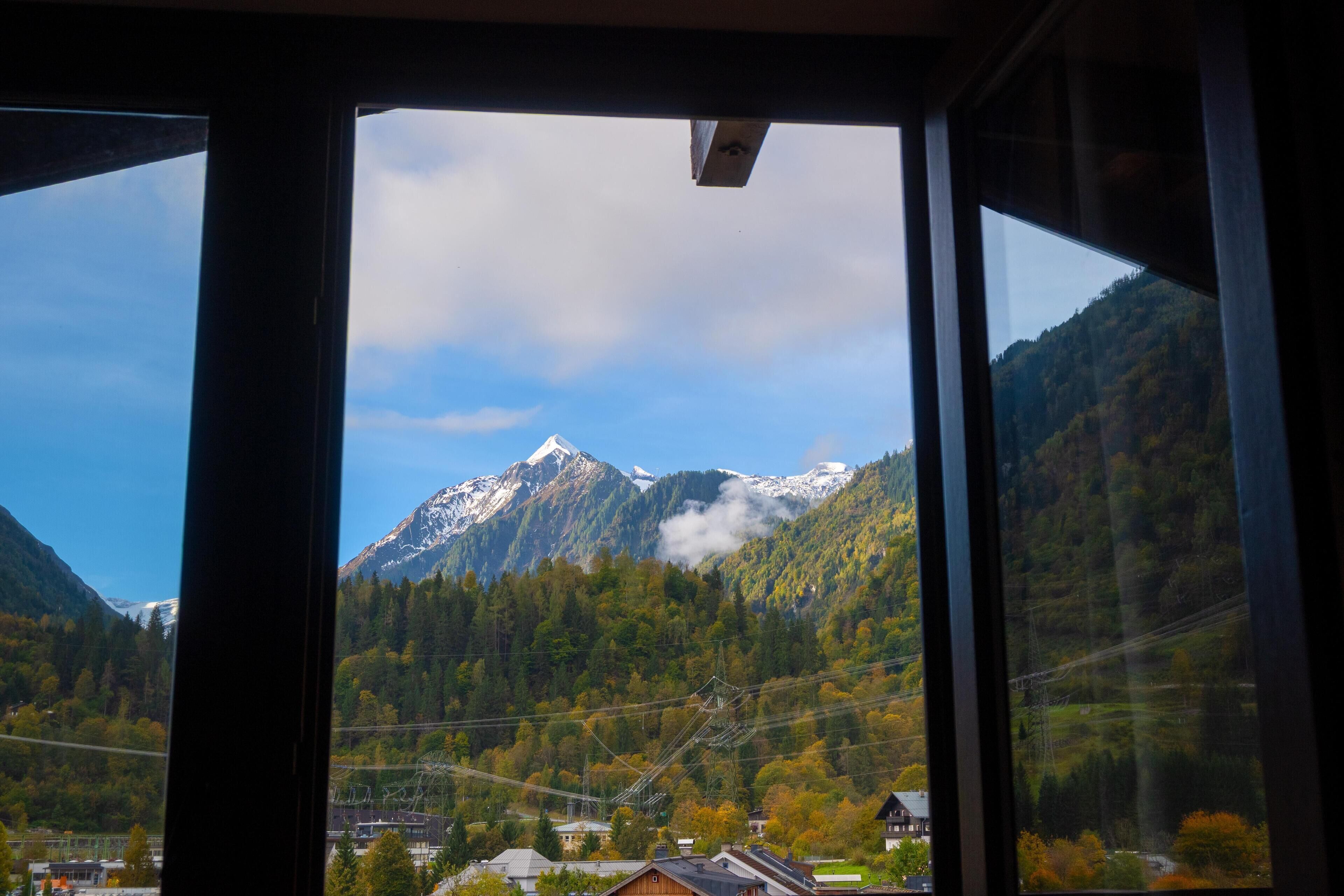 Habitación familiar, 2 habitaciones, balcón, vistas a la montaña | Caja fuerte, escritorio, espacio para trabajar con un portátil