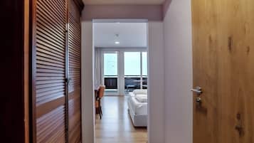 Ein Hotelkorridor, der zu einem Schlafzimmer mit Meerblick führt.
