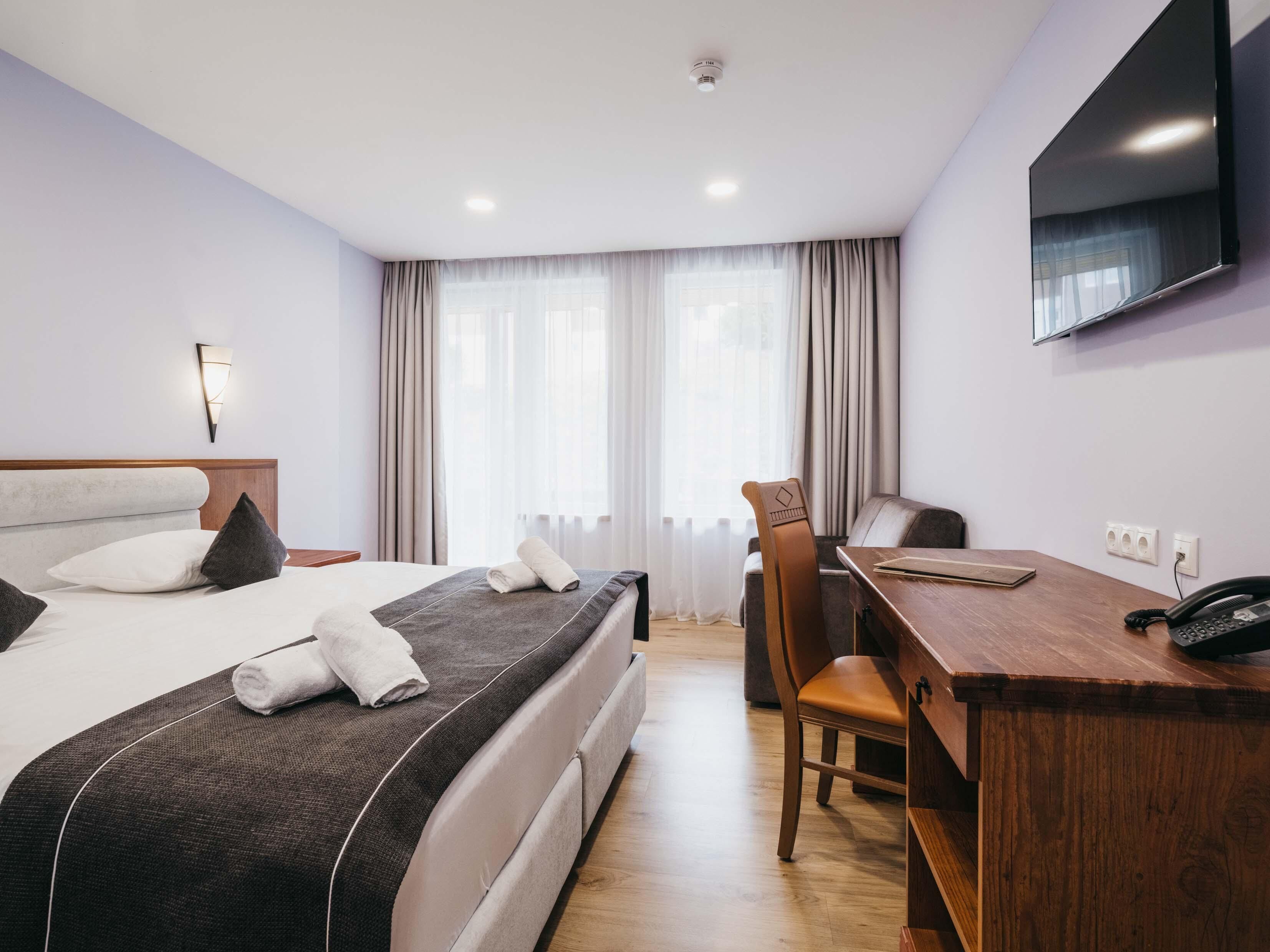 Habitación City doble, 1 habitación, balcón, vistas a la ciudad | Caja fuerte, escritorio, espacio para trabajar con un portátil