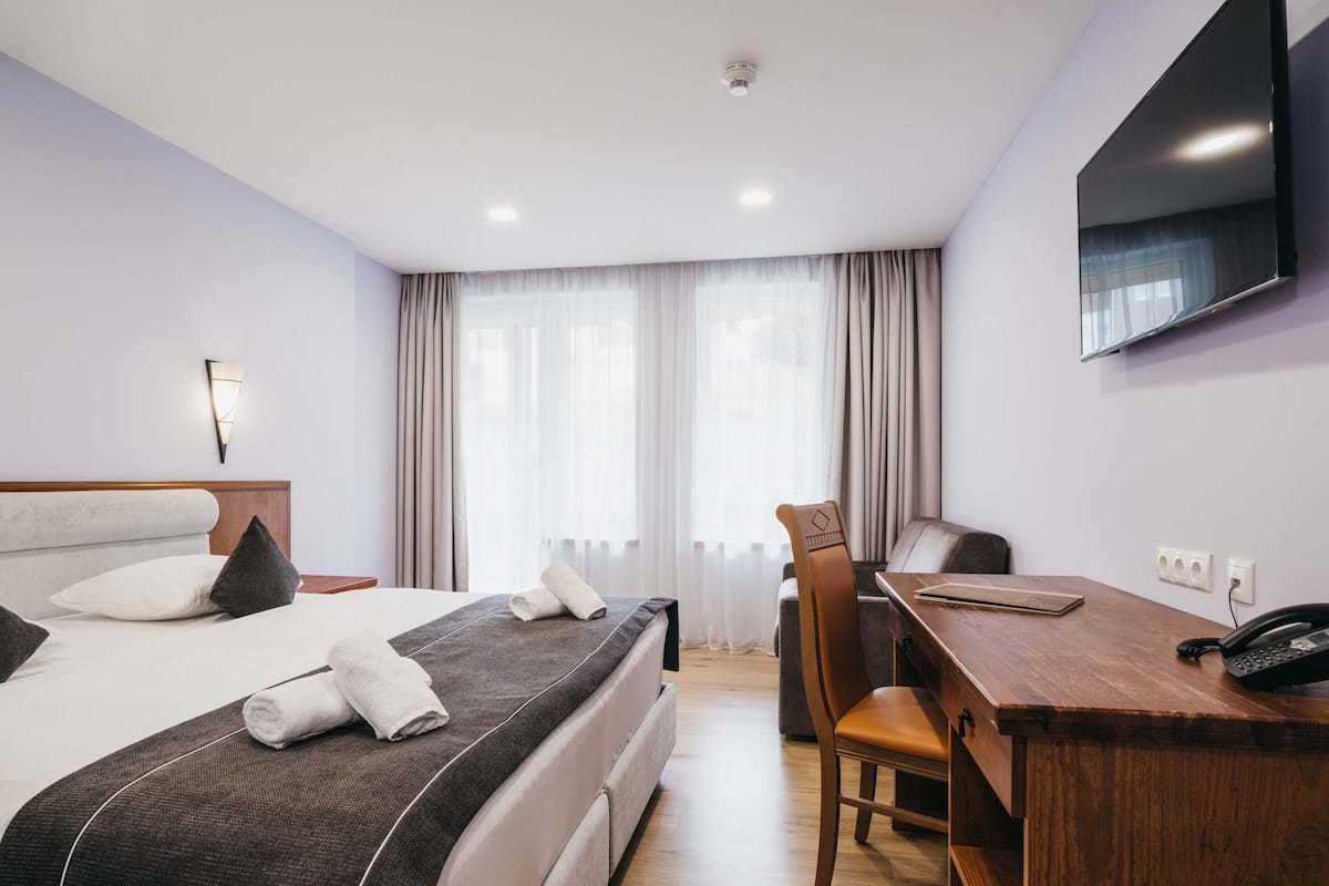 Habitación City doble, 1 habitación, balcón, vistas a la ciudad | Caja fuerte, escritorio, espacio para trabajar con un portátil