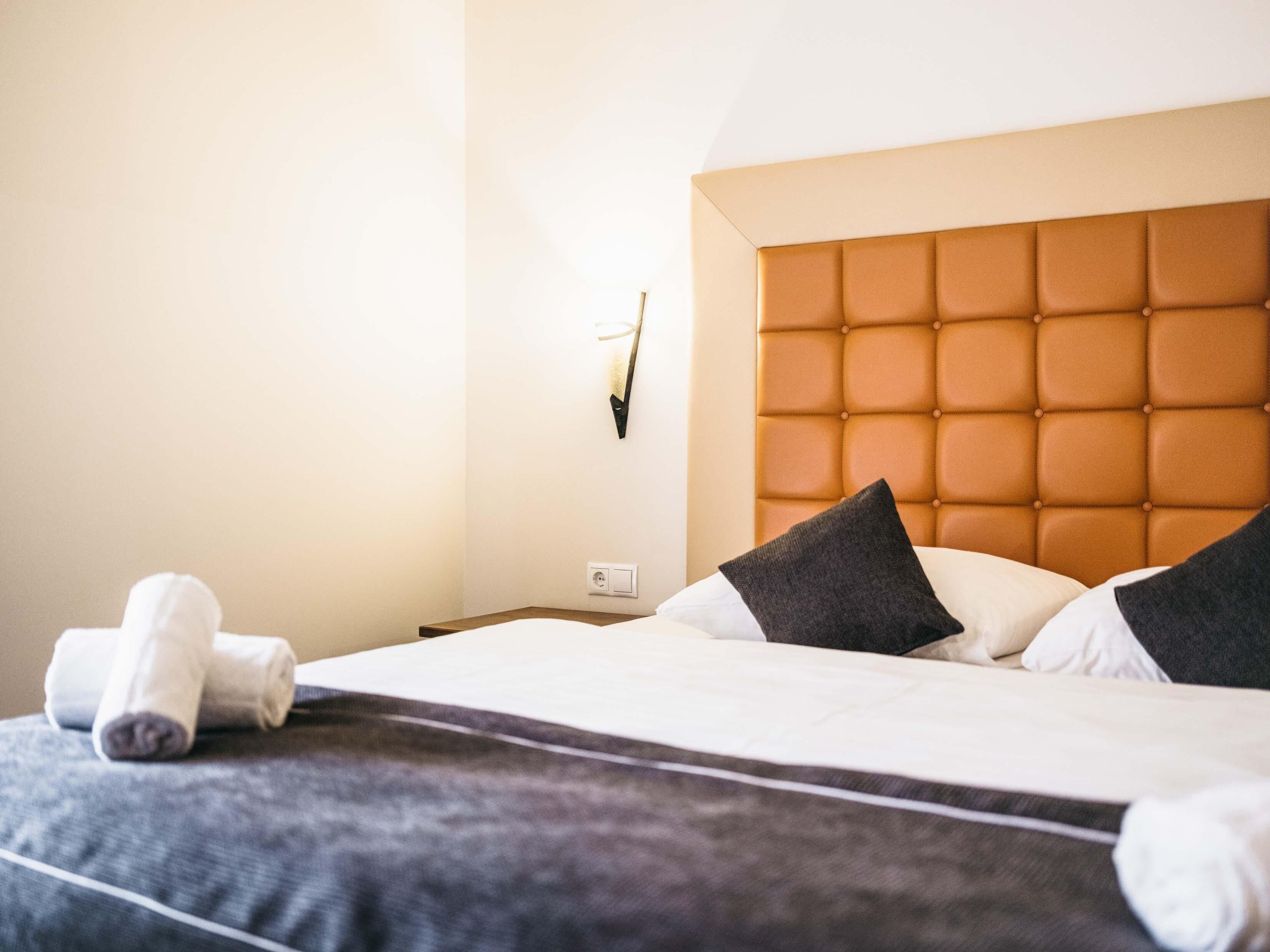 Habitación básica doble, 1 habitación, balcón | Caja fuerte, escritorio, espacio para trabajar con un portátil