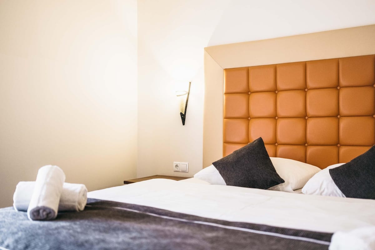 Habitación básica doble, 1 habitación, balcón | Caja fuerte, escritorio, espacio para trabajar con un portátil