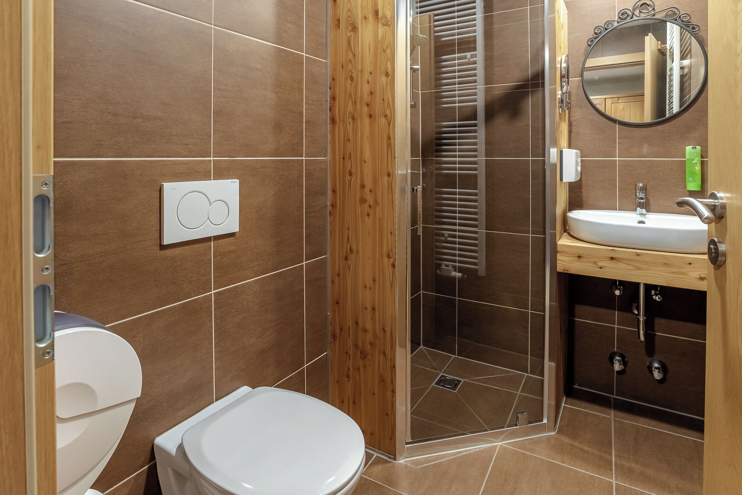 Un baño con inodoro, ducha y lavamanos.