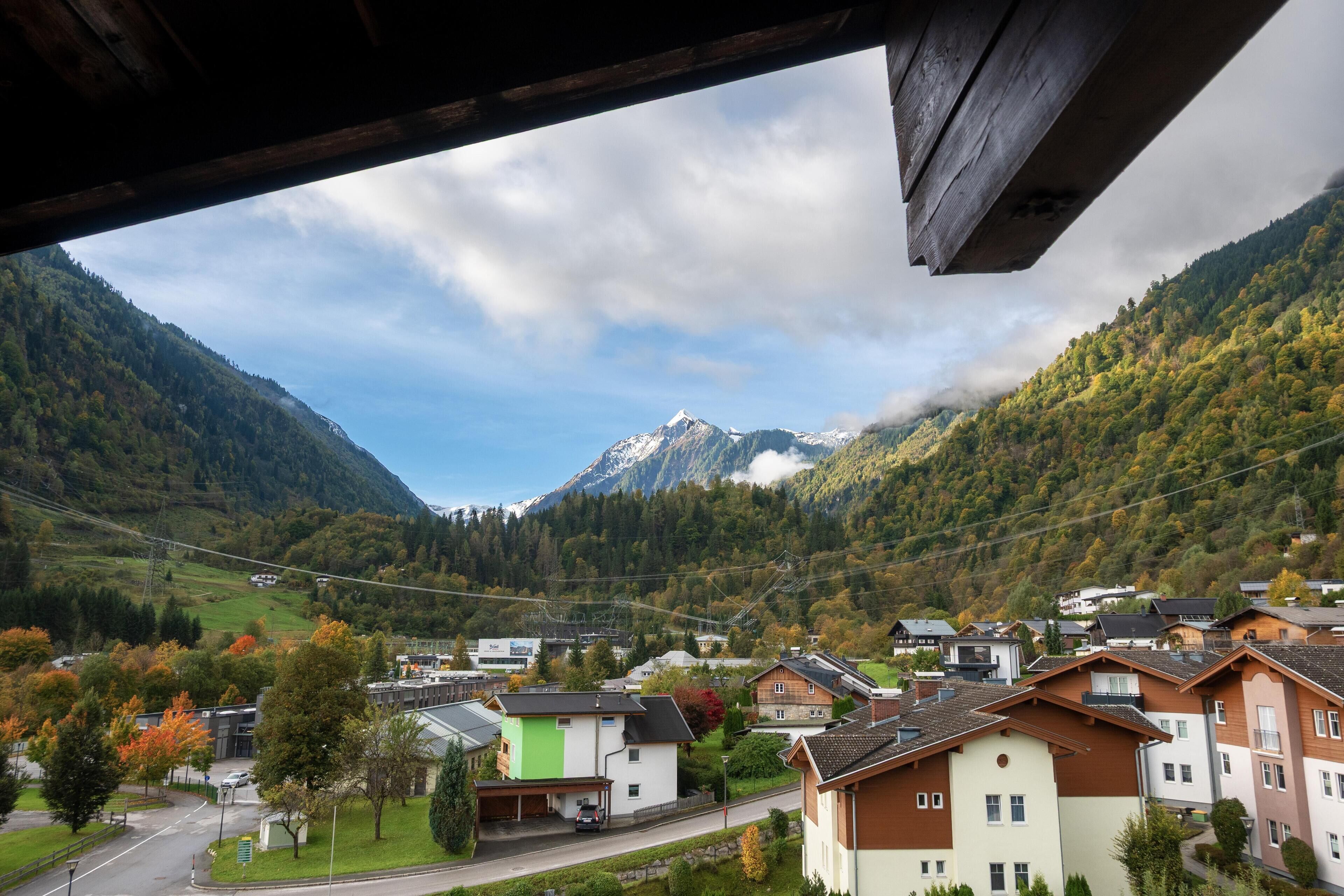 Habitación Confort doble, 1 habitación, balcón, vistas a la montaña | Caja fuerte, escritorio, espacio para trabajar con un portátil
