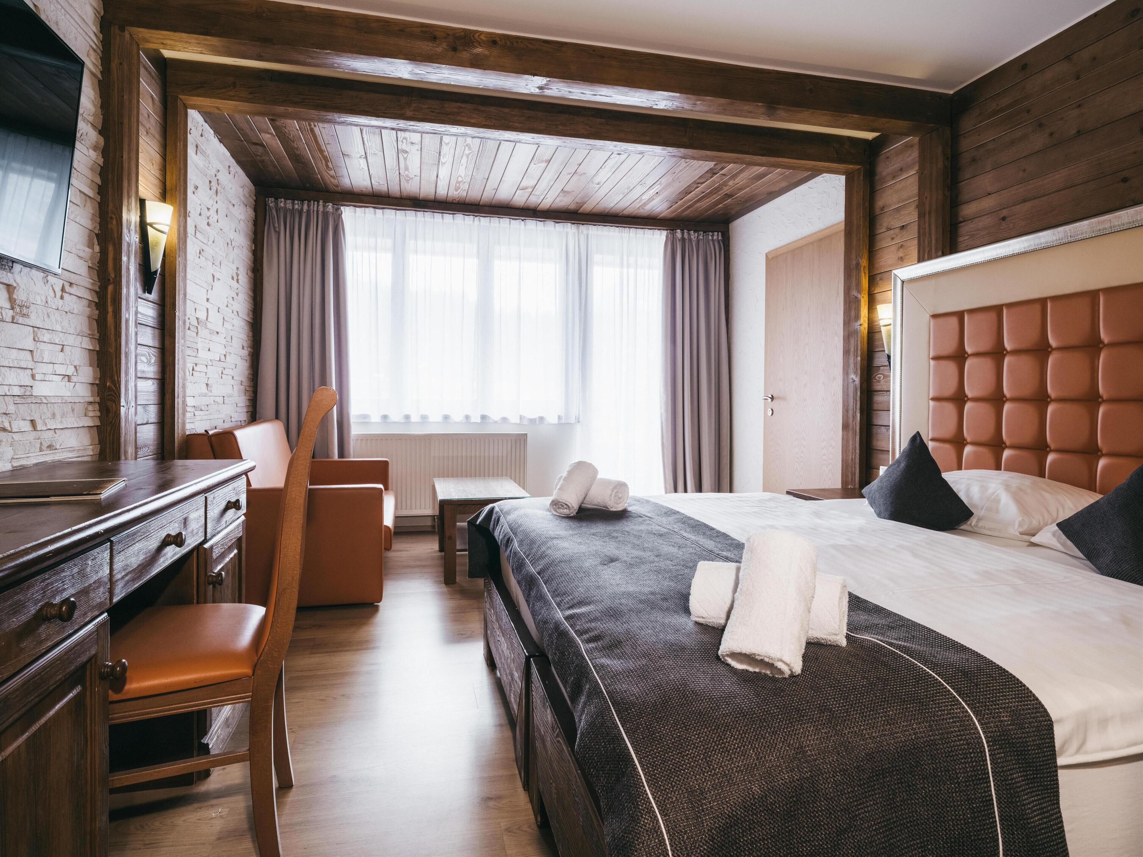 Family Room, 2 Bedrooms, Balcony, Mountain View | Peti besi dalam bilik, meja, ruang kerja komputer riba 