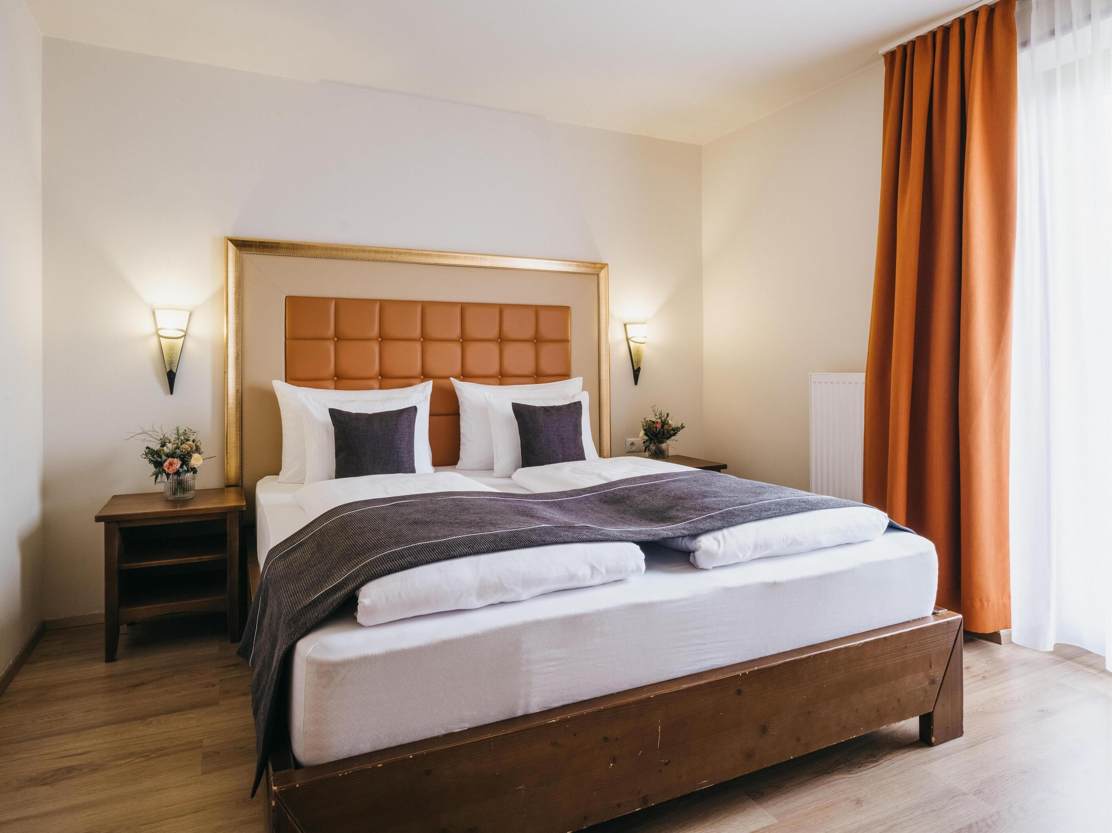 Superior Room, 2 Bedrooms, Balcony, City View | Peti besi dalam bilik, meja, ruang kerja komputer riba 