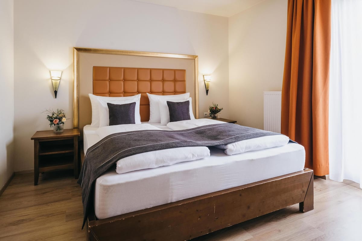 Superior Room, 2 Bedrooms, Balcony, City View | Peti besi dalam bilik, meja, ruang kerja komputer riba