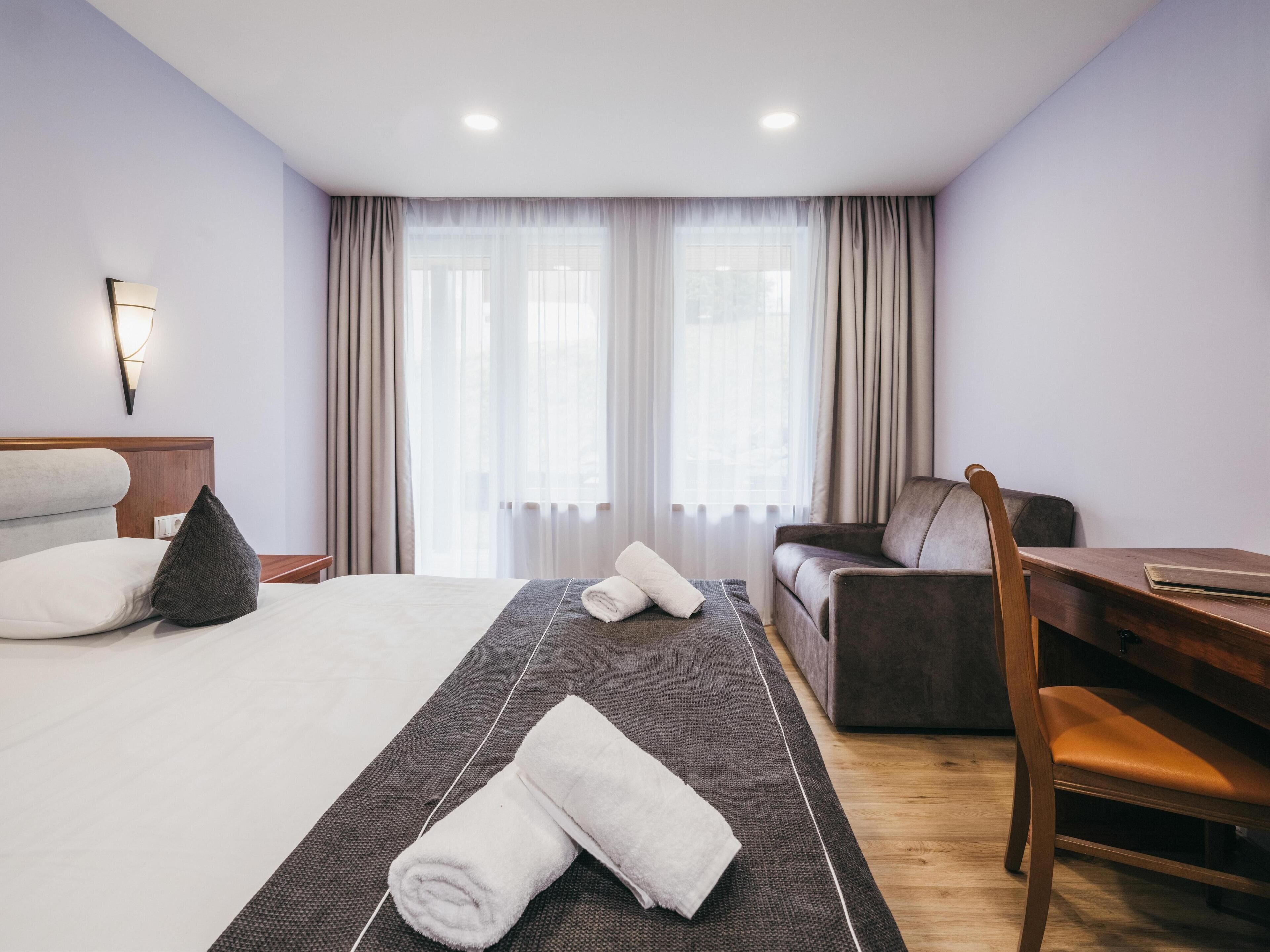 City Double Room, 1 Bedroom, Balcony, City View | Peti besi dalam bilik, meja, ruang kerja komputer riba 