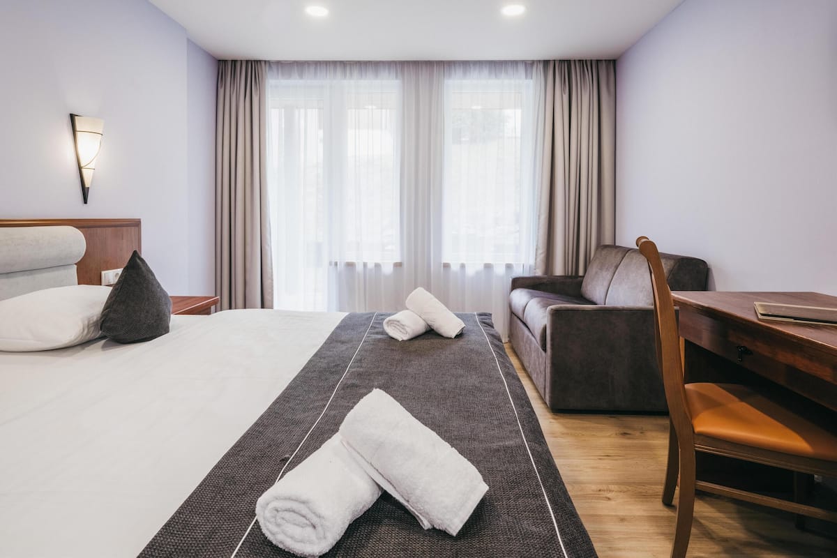 City Double Room, 1 Bedroom, Balcony, City View | Peti besi dalam bilik, meja, ruang kerja komputer riba