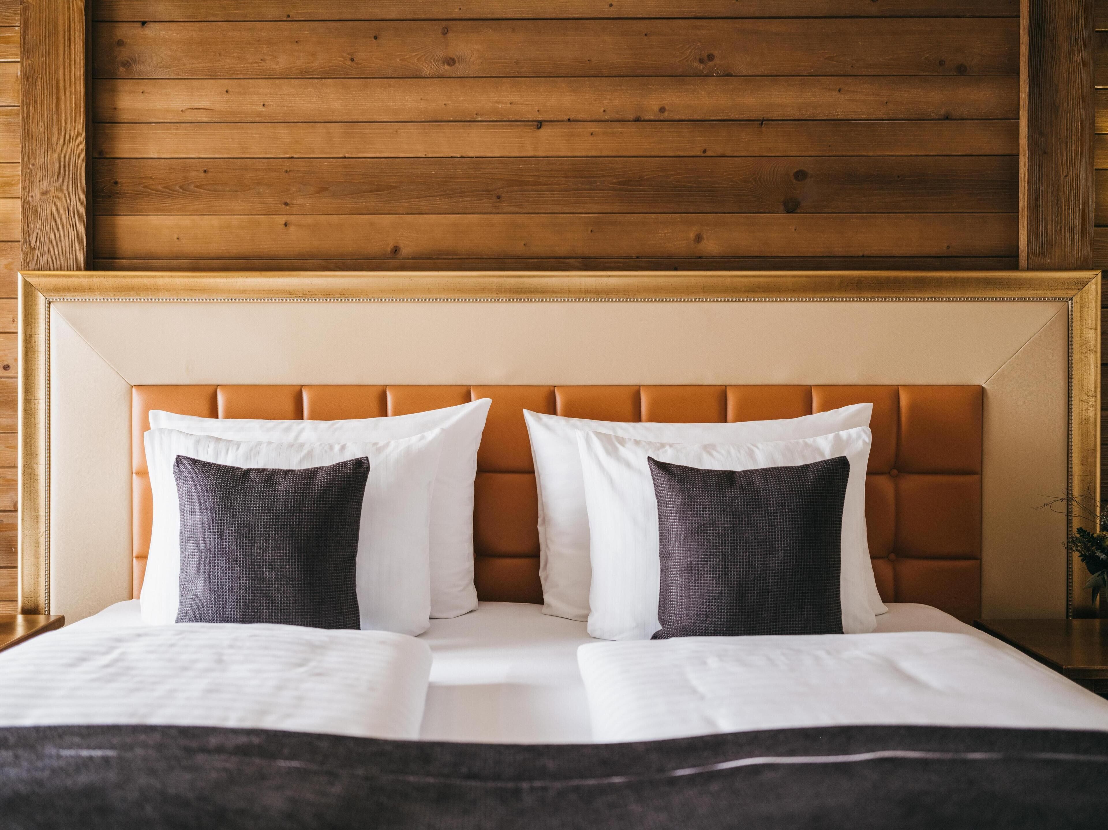 Comfort Double Room, 1 Bedroom, Balcony, Mountain View | Peti besi dalam bilik, meja, ruang kerja komputer riba 