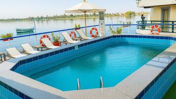 Kolam renang terbuka, payung kolam, kerusi lepak pantai