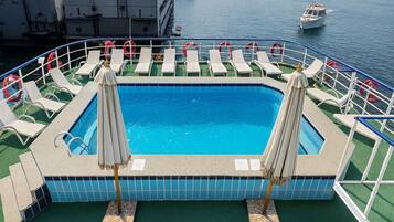 Kolam renang terbuka, payung kolam, kerusi lepak pantai