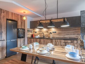 Fridge, oven, dishwasher, coffee/tea maker