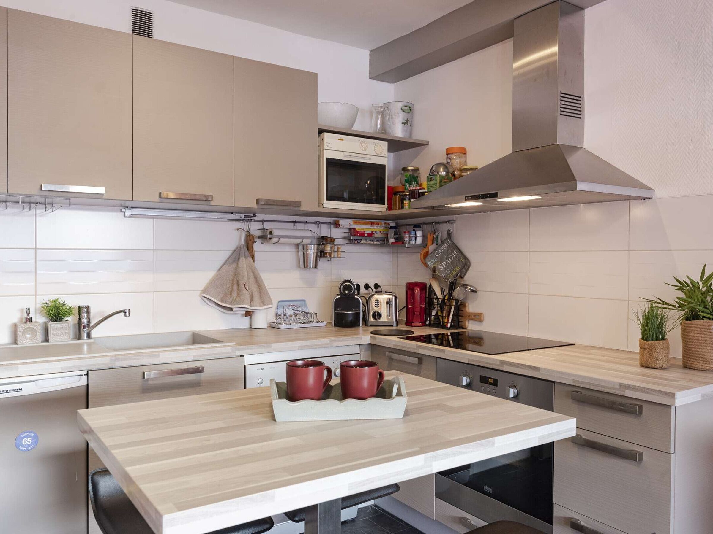 Micro-ondes, four, lave-vaisselle, cafetière/bouilloire