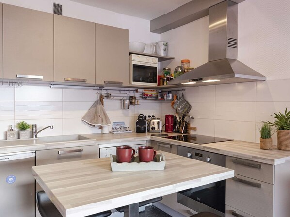 Microwave, oven, dishwasher, coffee/tea maker