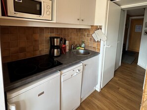 Fridge, dishwasher, coffee/tea maker, toaster