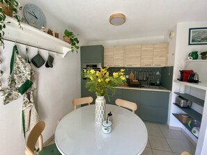 Réfrigérateur, four à micro-ondes, lave-vaisselle, cafetière-théière