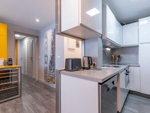 Réfrigérateur, four à micro-ondes, lave-vaisselle, cafetière-théière