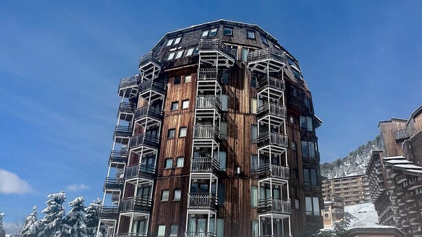 A multi-story building with a wooden facade and balconies. - Cozy renovated studio for 2 in Avoriaz, view of Hauts Forts (Avoriaz)