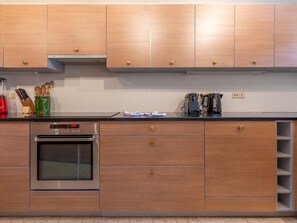 Réfrigérateur, four à micro-ondes, un four, lave-vaisselle