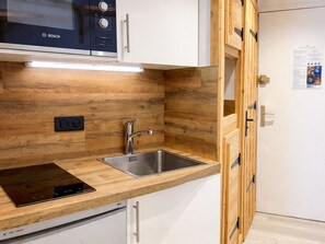 Refrigerador, microondas, lavavajillas y cafetera y tetera 