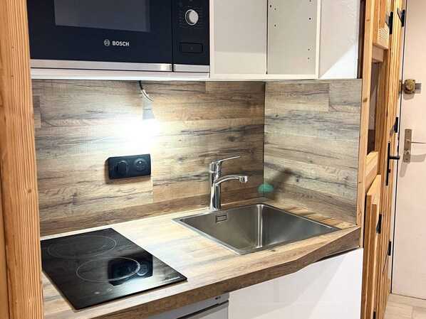 Fridge, microwave, dishwasher, coffee/tea maker